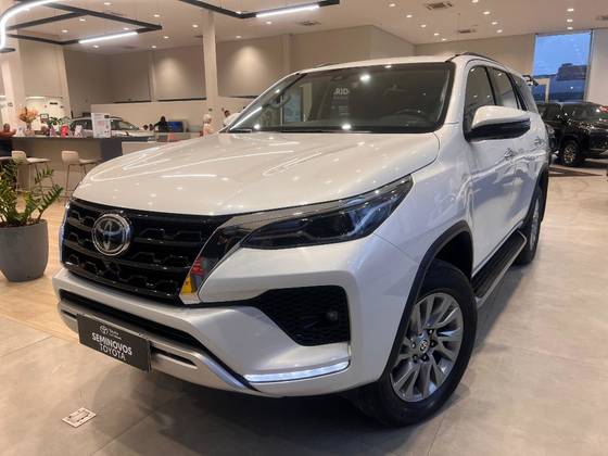 TOYOTA HILUX SW4 2.8 D-4D TURBO DIESEL SRX 7L 4X4 AUTOMÁTICO